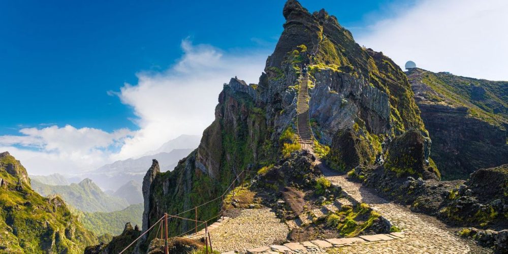 Bela vista de montanha e caminhada no Pico do Arieiro na Ilha da Madeira, Portugal
