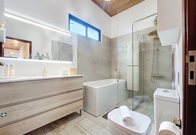 House in Machico - Villa Magnólia by Atlantic Holiday House in Machico - Villa Magnólia by Atlantic Holiday