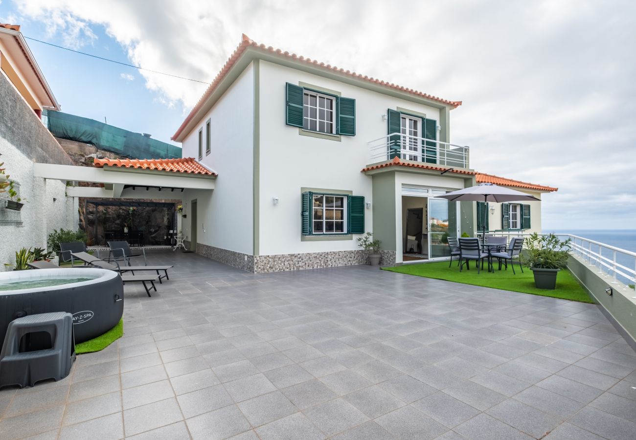 House in Calheta - Villa Emilia by Atlantic Holiday